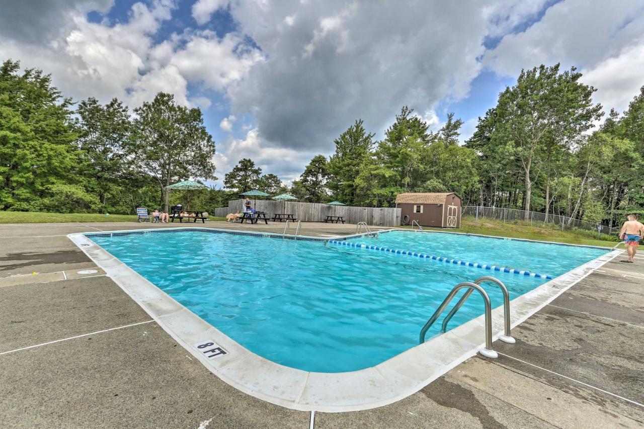 Peaceful Poconos With And Pool Access! Holiday home Long Pond