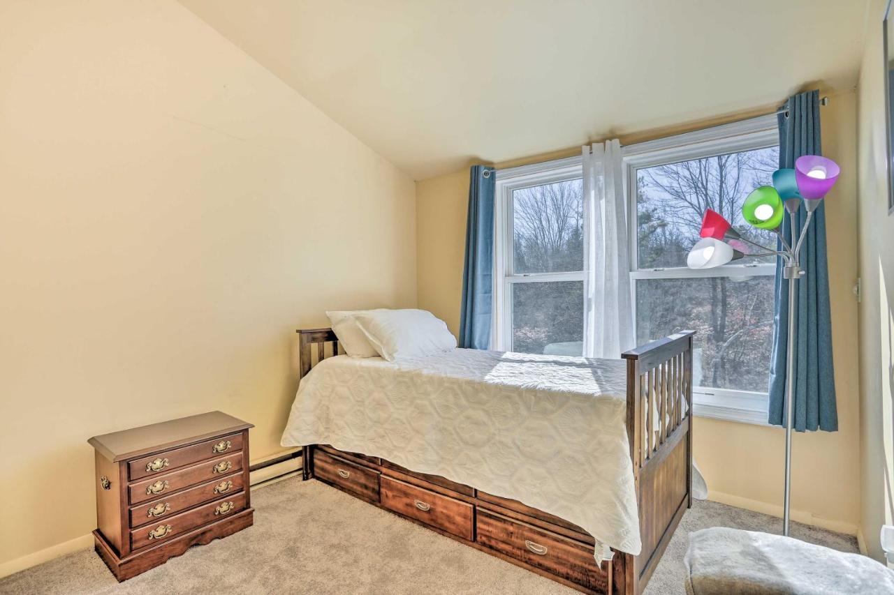 Peaceful Poconos With And Pool Access! *